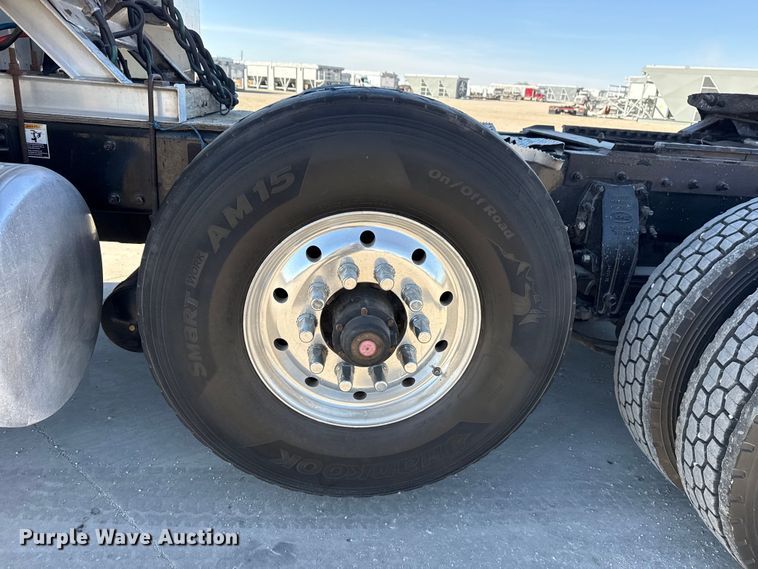 image for item DQ4338 2019 Peterbilt 389 semi truck