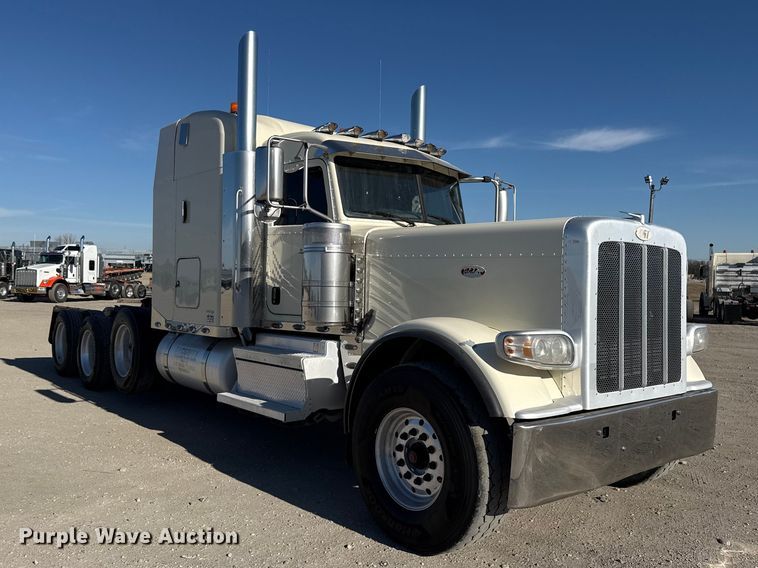 image for item DQ4339 2019 Peterbilt 389 semi truck