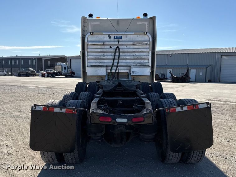 image for item DQ4339 2019 Peterbilt 389 semi truck