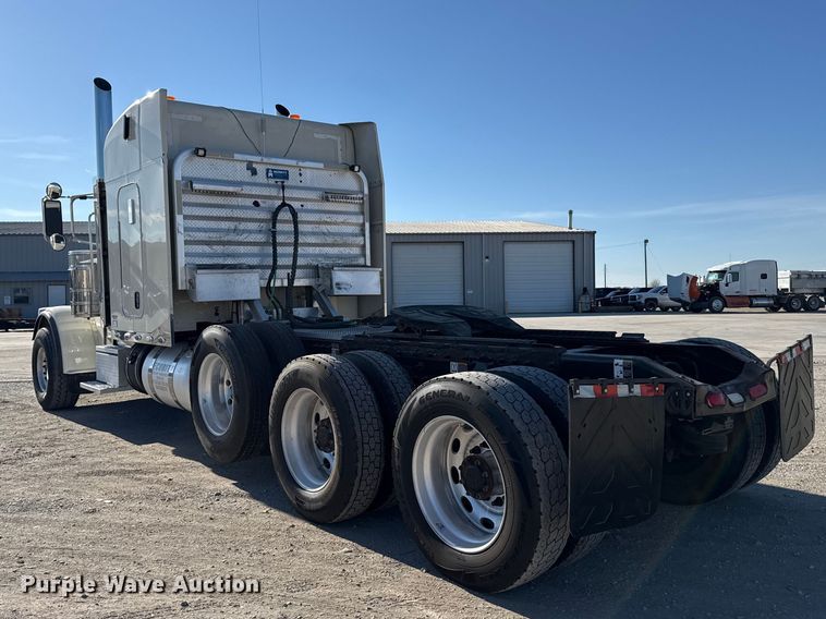 image for item DQ4339 2019 Peterbilt 389 semi truck