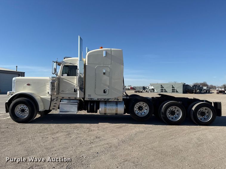 image for item DQ4339 2019 Peterbilt 389 semi truck