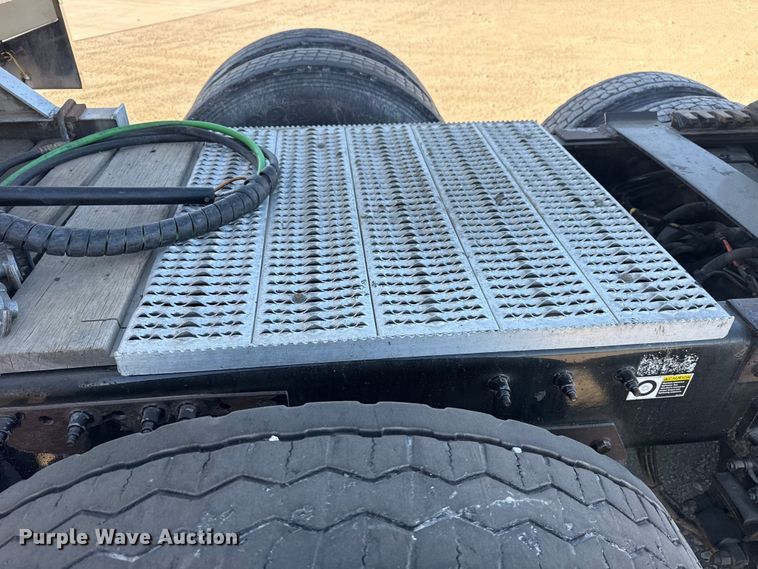 image for item DQ4339 2019 Peterbilt 389 semi truck