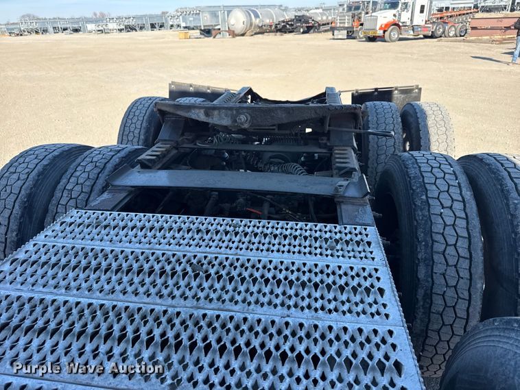 image for item DQ4339 2019 Peterbilt 389 semi truck