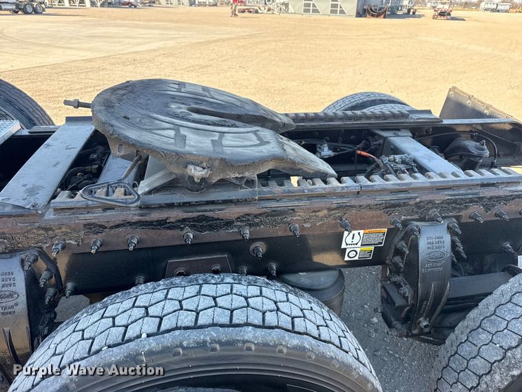 image for item DQ4339 2019 Peterbilt 389 semi truck