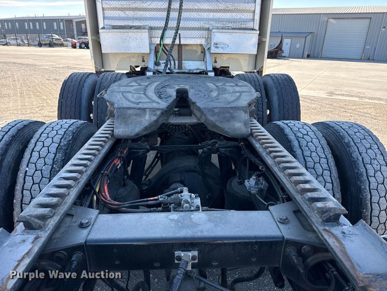 image for item DQ4339 2019 Peterbilt 389 semi truck