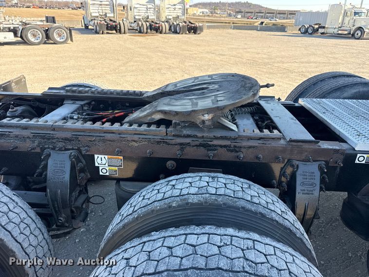 image for item DQ4339 2019 Peterbilt 389 semi truck