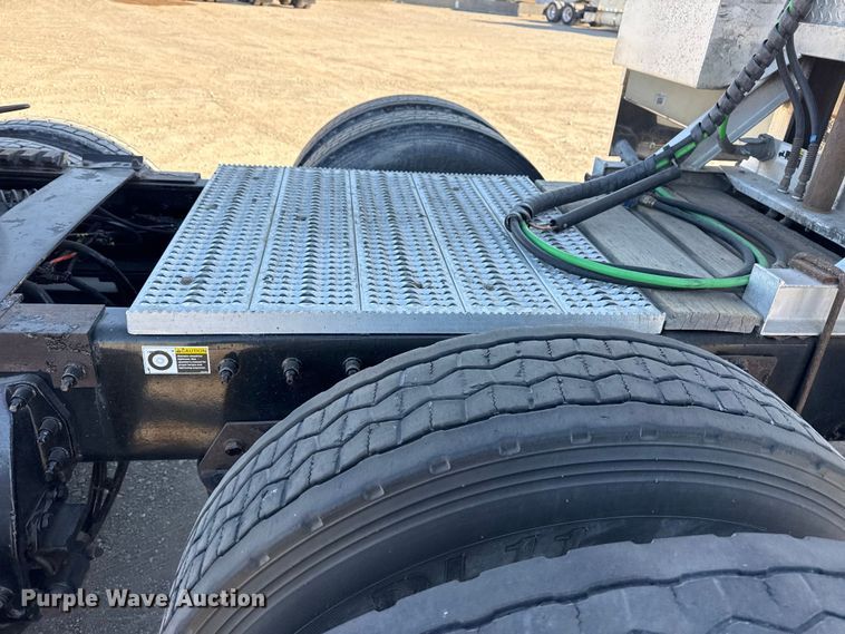 image for item DQ4339 2019 Peterbilt 389 semi truck