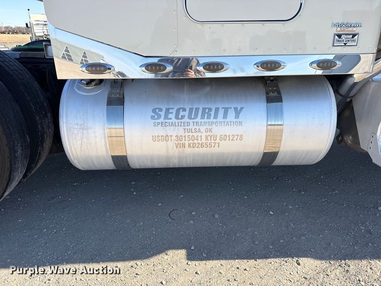 image for item DQ4339 2019 Peterbilt 389 semi truck