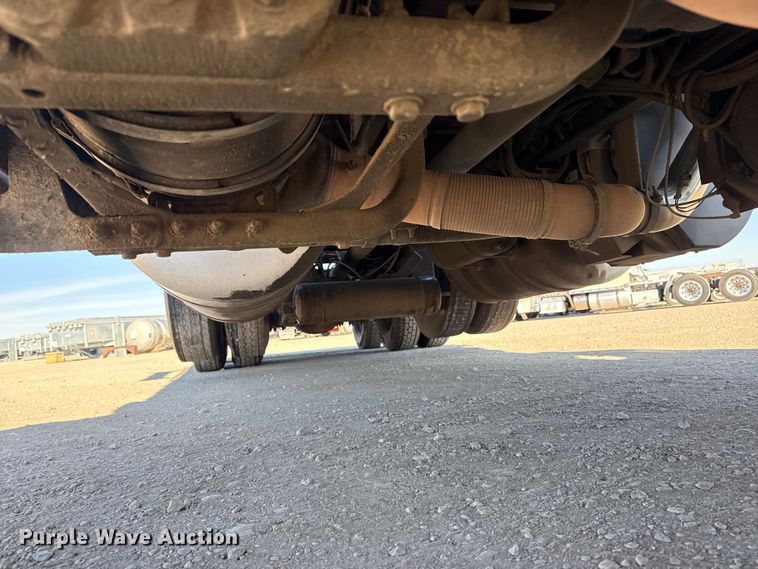 image for item DQ4339 2019 Peterbilt 389 semi truck