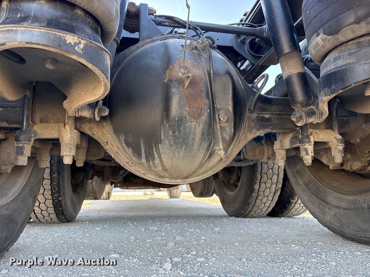 image for item DQ4339 2019 Peterbilt 389 semi truck