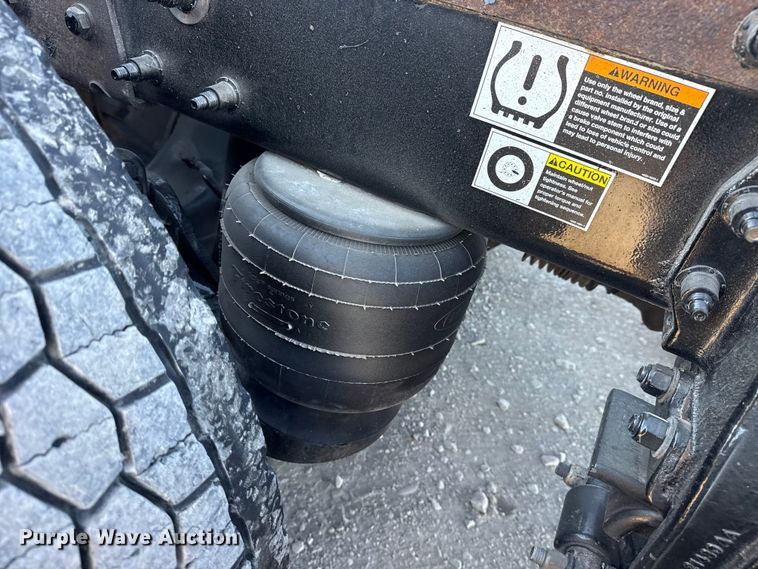 image for item DQ4339 2019 Peterbilt 389 semi truck