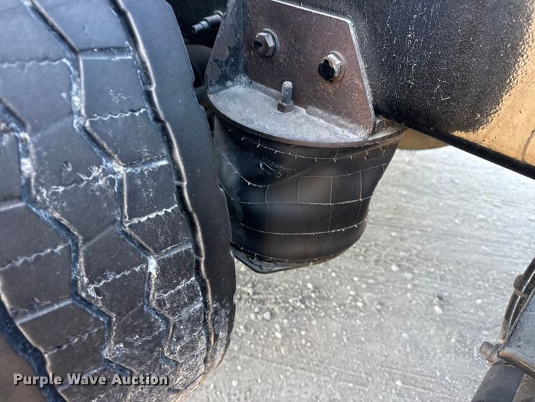 image for item DQ4339 2019 Peterbilt 389 semi truck