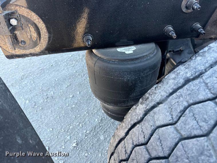 image for item DQ4339 2019 Peterbilt 389 semi truck