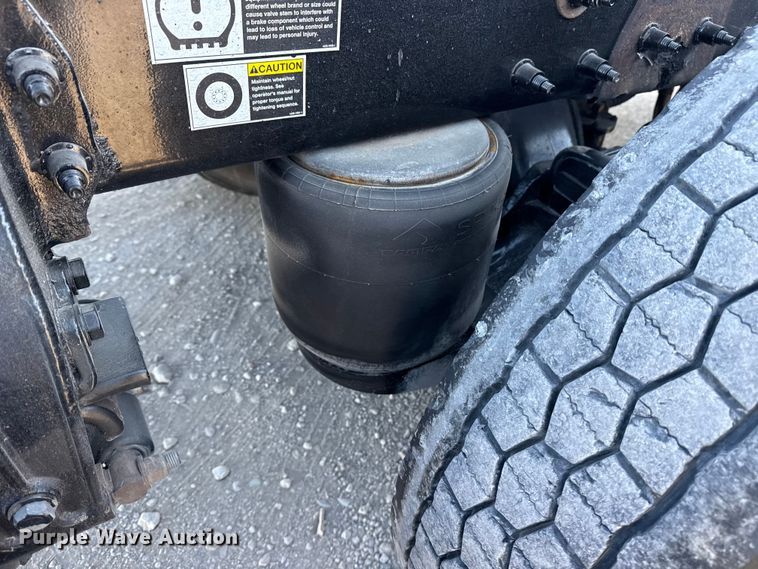 image for item DQ4339 2019 Peterbilt 389 semi truck