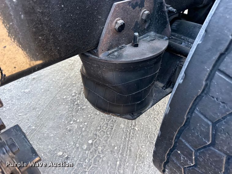 image for item DQ4339 2019 Peterbilt 389 semi truck