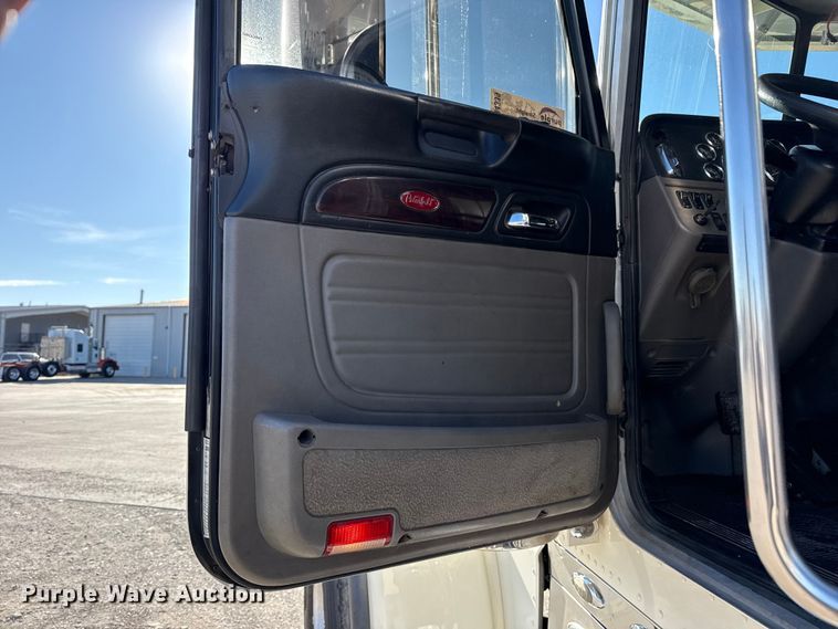 image for item DQ4339 2019 Peterbilt 389 semi truck