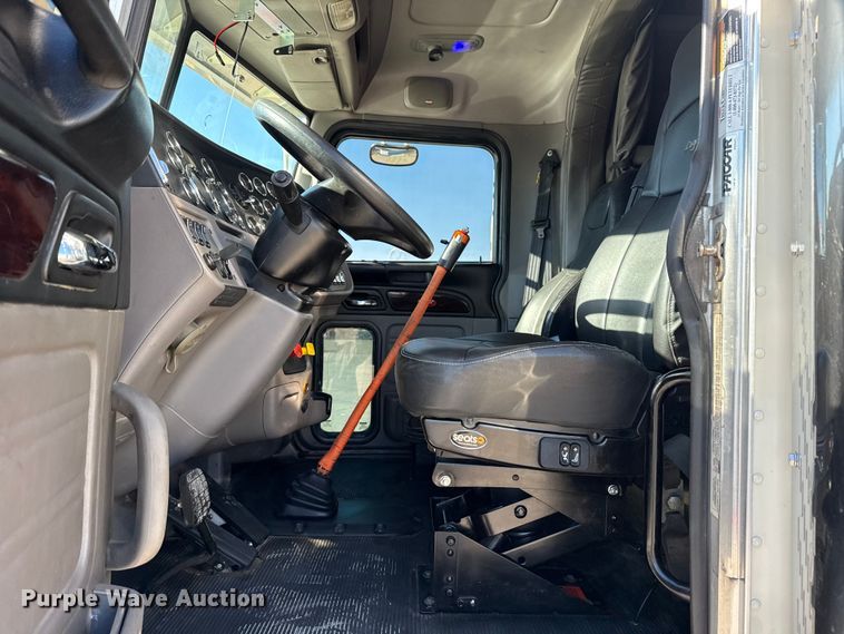 image for item DQ4339 2019 Peterbilt 389 semi truck