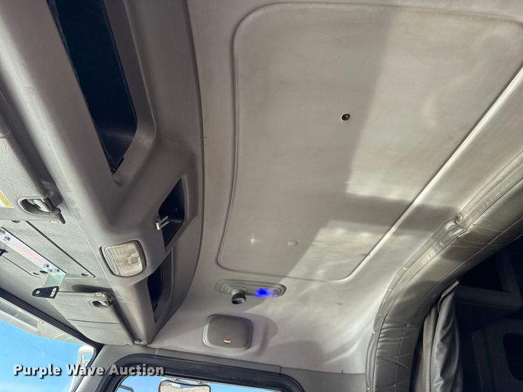 image for item DQ4339 2019 Peterbilt 389 semi truck