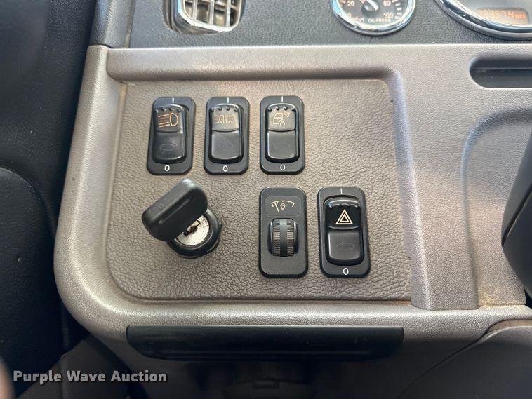 image for item DQ4339 2019 Peterbilt 389 semi truck