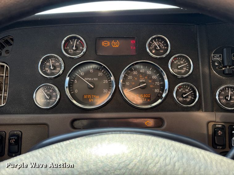 image for item DQ4339 2019 Peterbilt 389 semi truck