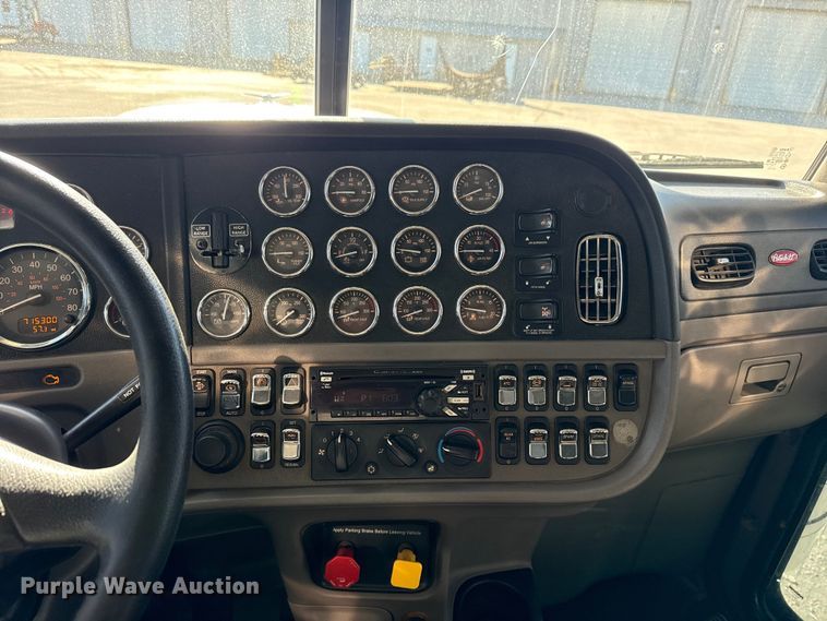 image for item DQ4339 2019 Peterbilt 389 semi truck