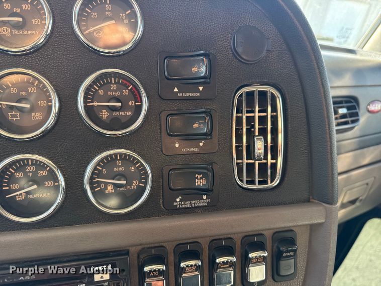 image for item DQ4339 2019 Peterbilt 389 semi truck