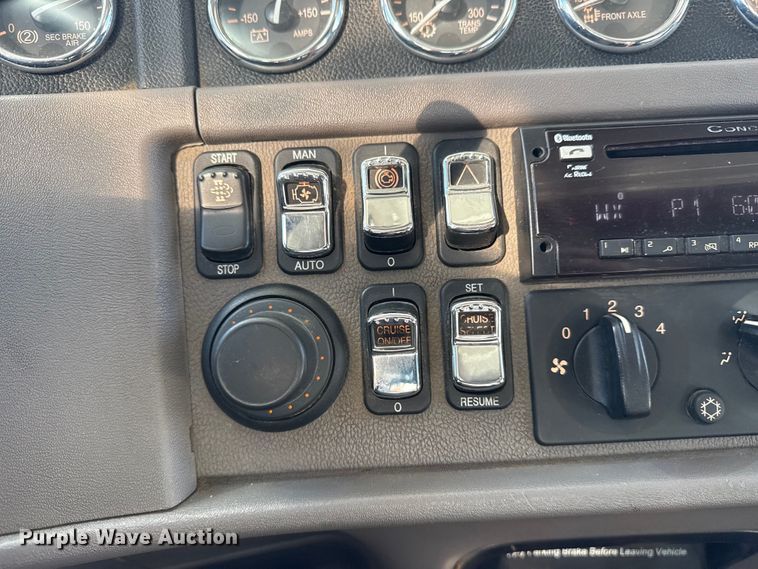 image for item DQ4339 2019 Peterbilt 389 semi truck