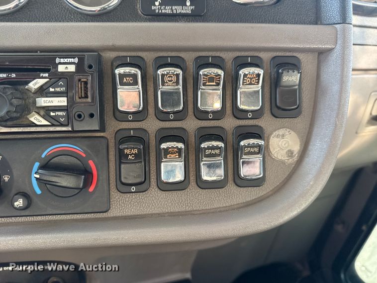 image for item DQ4339 2019 Peterbilt 389 semi truck