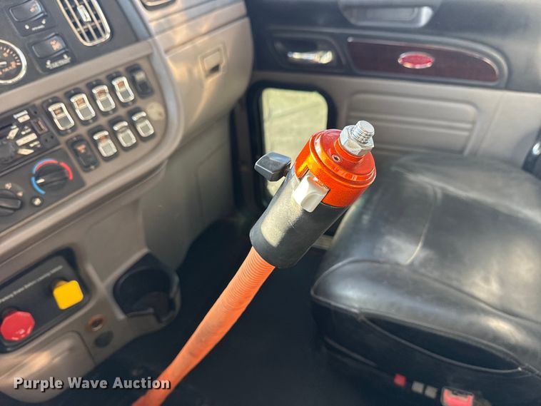 image for item DQ4339 2019 Peterbilt 389 semi truck