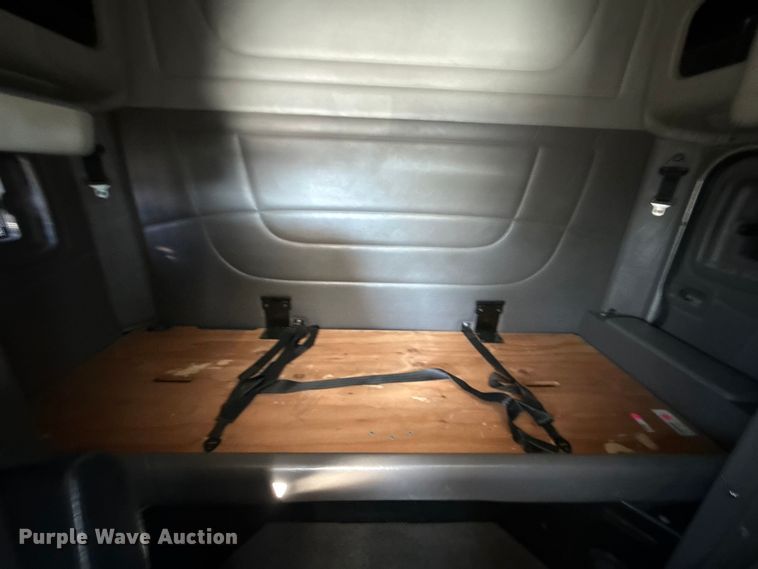 image for item DQ4339 2019 Peterbilt 389 semi truck