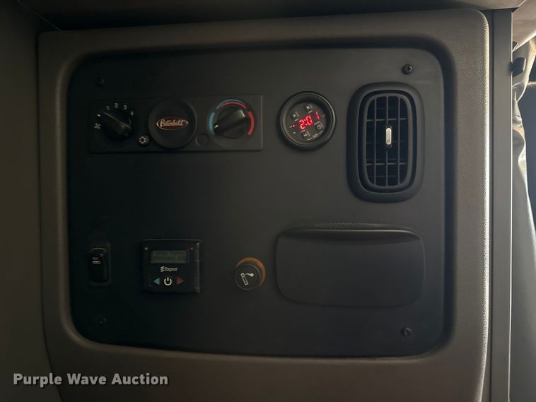 image for item DQ4339 2019 Peterbilt 389 semi truck