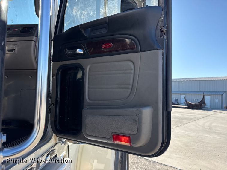 image for item DQ4339 2019 Peterbilt 389 semi truck