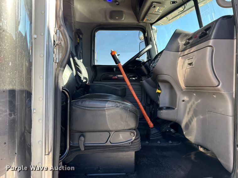 image for item DQ4339 2019 Peterbilt 389 semi truck