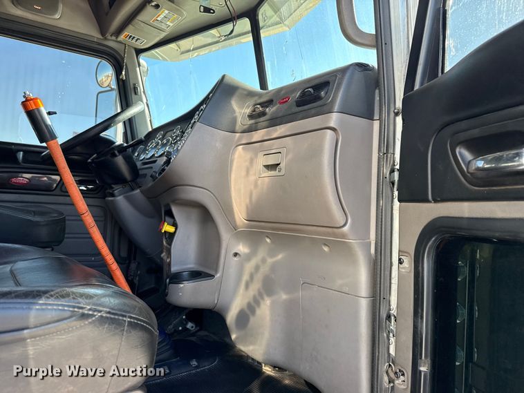 image for item DQ4339 2019 Peterbilt 389 semi truck