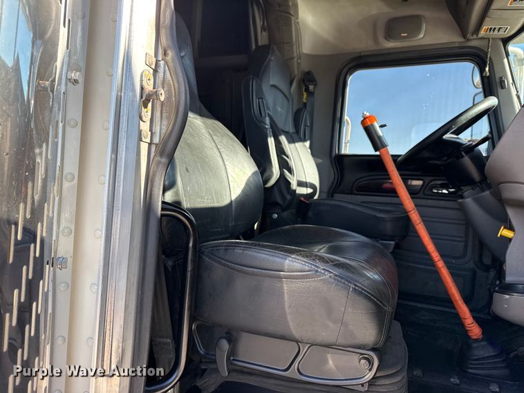 image for item DQ4339 2019 Peterbilt 389 semi truck