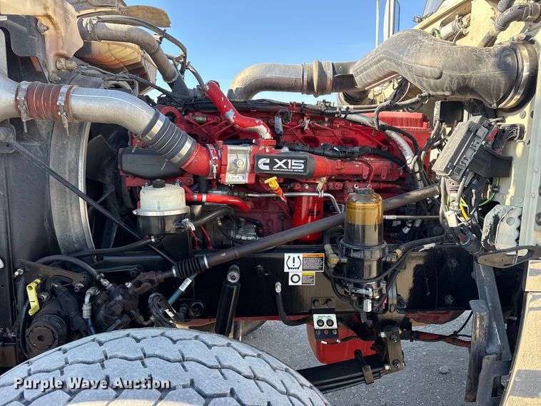 image for item DQ4339 2019 Peterbilt 389 semi truck