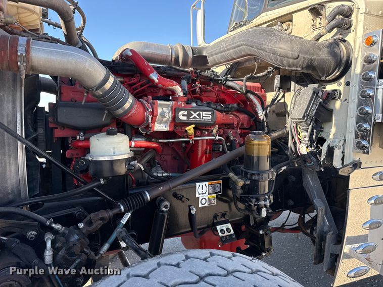 image for item DQ4339 2019 Peterbilt 389 semi truck