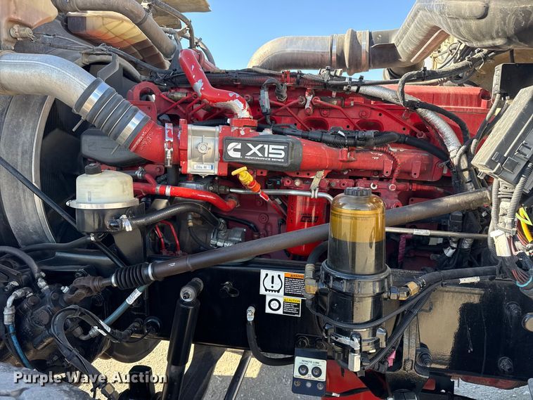 image for item DQ4339 2019 Peterbilt 389 semi truck