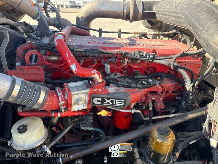 image for item DQ4339 2019 Peterbilt 389 semi truck