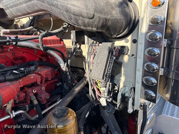 image for item DQ4339 2019 Peterbilt 389 semi truck