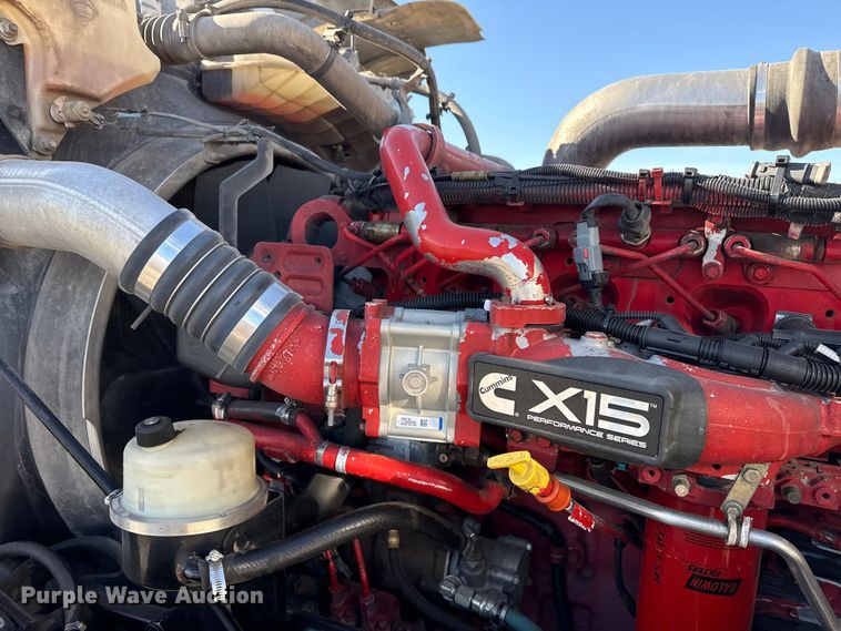 image for item DQ4339 2019 Peterbilt 389 semi truck