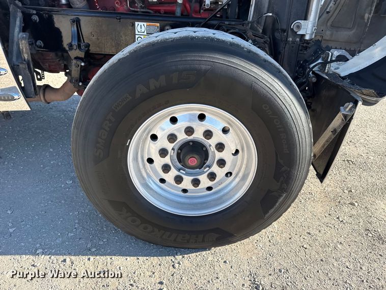 image for item DQ4339 2019 Peterbilt 389 semi truck