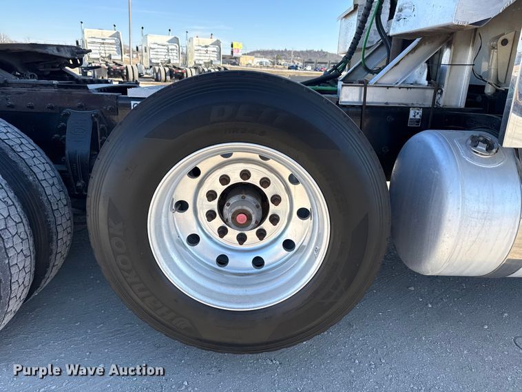 image for item DQ4339 2019 Peterbilt 389 semi truck
