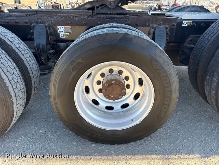 image for item DQ4339 2019 Peterbilt 389 semi truck