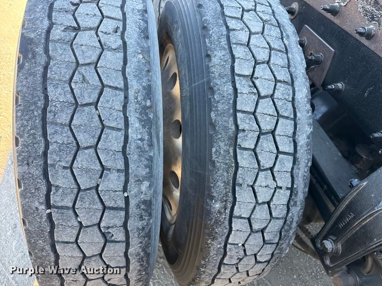 image for item DQ4339 2019 Peterbilt 389 semi truck