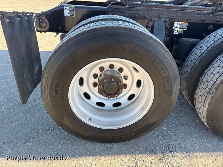 image for item DQ4339 2019 Peterbilt 389 semi truck