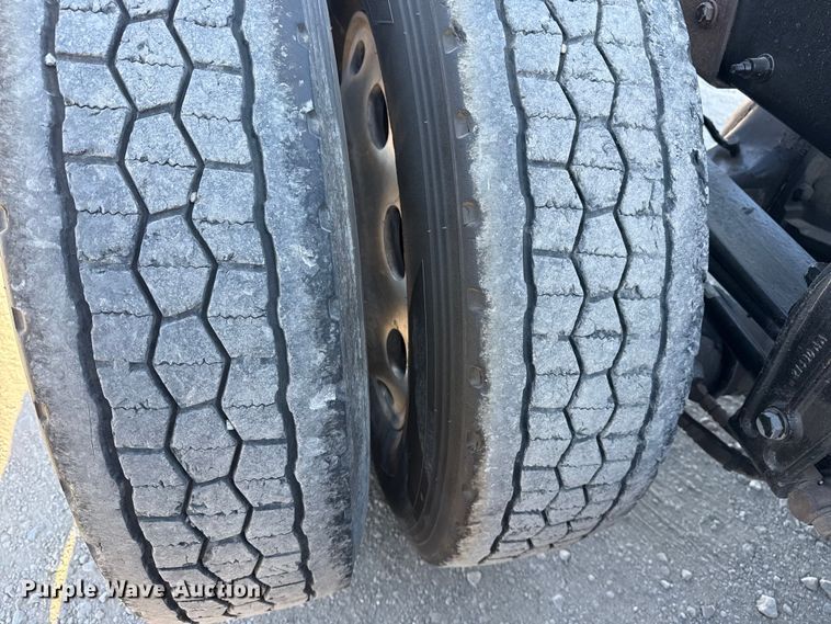 image for item DQ4339 2019 Peterbilt 389 semi truck