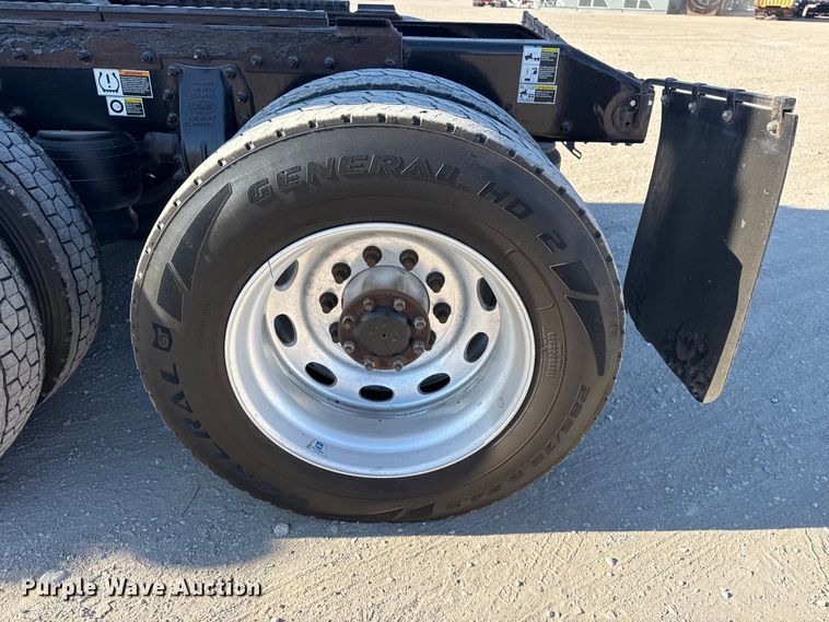 image for item DQ4339 2019 Peterbilt 389 semi truck