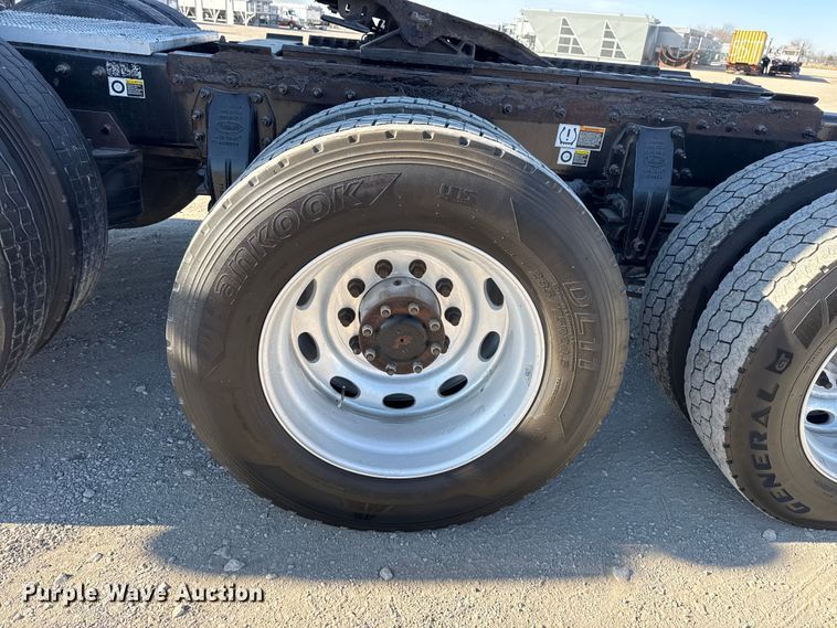 image for item DQ4339 2019 Peterbilt 389 semi truck