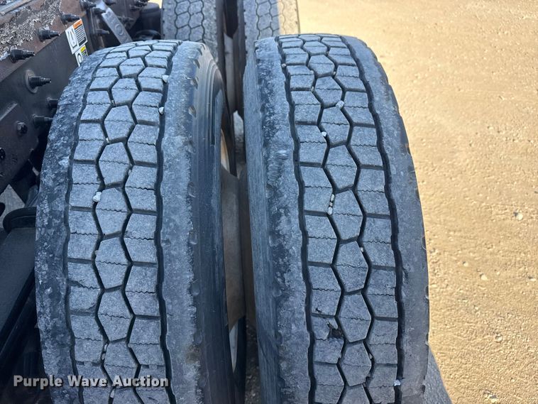 image for item DQ4339 2019 Peterbilt 389 semi truck